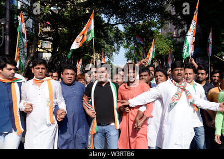 Kolkata, Inde. 17 juillet, 2019. Les militants du Congrès prendre part à un rallye à Lalbazaar la tête quart de la police de Kolkata pour protester contre l'argent coupé collection par parti au pouvoir. Credit : Saikat Paul/Pacific Press/Alamy Live News Banque D'Images