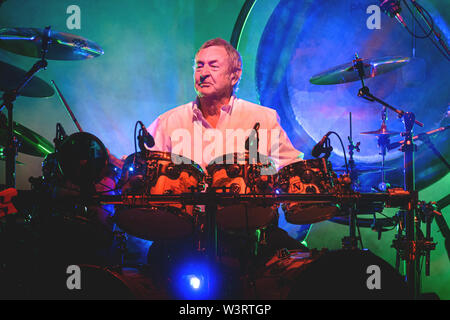 Nick Mason a Saucerful of Secrets, le groupe dirigé par le batteur de Pink Floyd, en tournée cet été en Italie.Nick Mason's Saucerful Of Secrets sont formés par Nick Mason, Gary Kemp, Guy Pratt, Lee Harris et Dom Beken. Les concerts de célébrer le premier Pink Floyd œuvres musicales et chansons : tiré du 'albums The Piper At The Gates of Dawn" et "UN Saucerful of Secrets". (Photo par Fabrizio Di Bitonto / Pacific Press) Banque D'Images