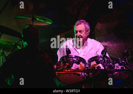 Nick Mason a Saucerful of Secrets, le groupe dirigé par le batteur de Pink Floyd, en tournée cet été en Italie.Nick Mason's Saucerful Of Secrets sont formés par Nick Mason, Gary Kemp, Guy Pratt, Lee Harris et Dom Beken. Les concerts de célébrer le premier Pink Floyd œuvres musicales et chansons : tiré du 'albums The Piper At The Gates of Dawn" et "UN Saucerful of Secrets". (Photo par Fabrizio Di Bitonto / Pacific Press) Banque D'Images