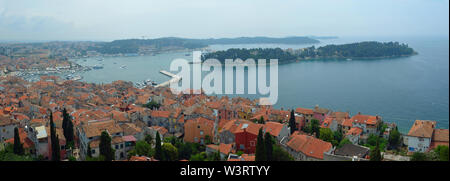 Panorama de la vieille ville de Rovinj et port montrant Katarina Island, sur la côte Adriatique Croatie Istrie Ligne. Banque D'Images