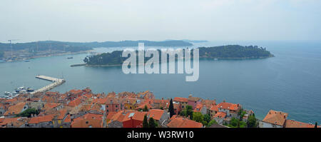 Panorama de la vieille ville de Rovinj et port montrant Katarina Island, sur la côte Adriatique Croatie Istrie Ligne. Banque D'Images