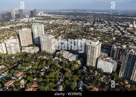 Vue aérienne de condos, appartements et maisons le long de Wilshire Blvd près de Century City à Los Angeles, Californie. Banque D'Images