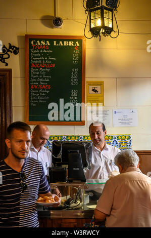Casa Labra un célèbre ancien bar / taverna spécialisée dans Bacalao et d'autres tapas, près de la Puerta del Sol , dans le centre de Madrid. Espagne Banque D'Images