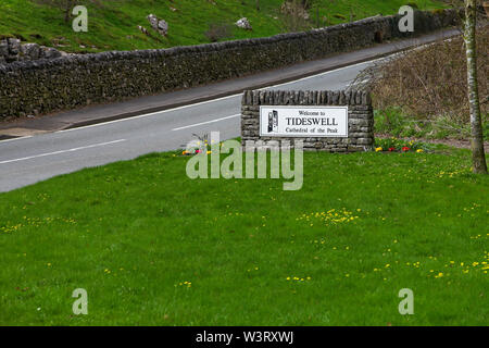 Un panneau près du village de Tideswell to disant welome à Tideswell to "Cathédrale du pic', Tideswell to, Derbyshire, Angleterre, RU Banque D'Images