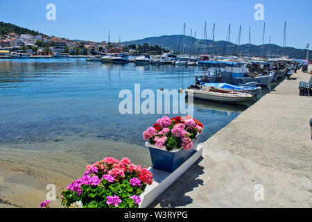 Neos Marmaras, Grèce, le 30 mai 2019. Vue d'un quartier calme de port de la ville avec des navires.Neos Marmaras est à Sithonia sur la péninsule de Halkidiki, Grèce. Banque D'Images