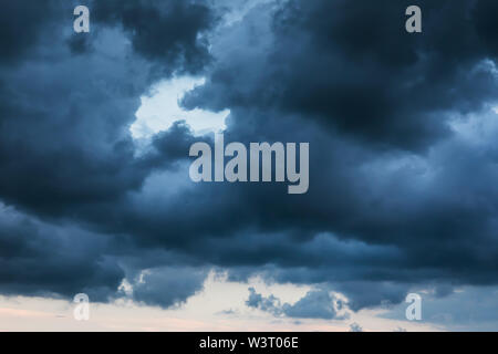 Le ciel est couvert de nuages de pluie, close-up Banque D'Images