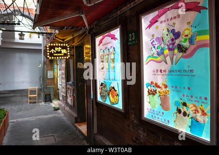 Shanghai, Chine - 8 mai 2019 : Avis de Tianzifang, beaucoup de petites boutiques, cafés à alley avec enclave des arts et métiers Banque D'Images