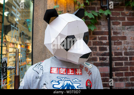 Shanghai, Chine - 8 mai 2019 : Tendance coupe papier craft panda style graphique à Tianzifang, Shanghai Banque D'Images