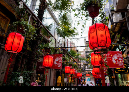 Shanghai, Chine - 8 mai 2019 : Avis de Tianzifang, beaucoup de petites boutiques, cafés à alley avec enclave des arts et métiers Banque D'Images