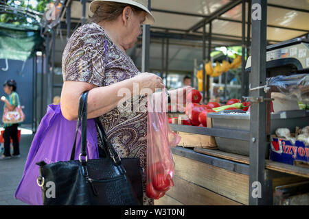 Belgrade, Serbie, 13 juillet 2019 : l'achat du client à la tomate Zemun Marché vert Banque D'Images