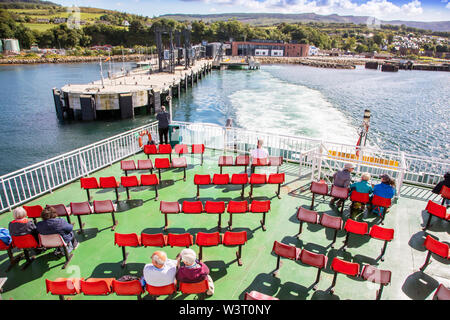 Les passagers assis à l'arrière d'un Caledonian MacBrayne quitter le terminal de ferry à quai, Arran Brodick, Isle of Arran, Firth of Clyde, en Ecosse, Banque D'Images