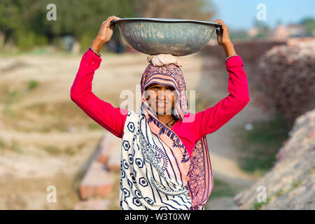 AGRA - FEB 28 : Indian Woman Worker in Agra le 28 février. 2018 en Inde Banque D'Images