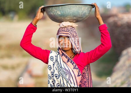 AGRA - FEB 28 : Indian Woman Worker in Agra le 28 février. 2018 en Inde Banque D'Images