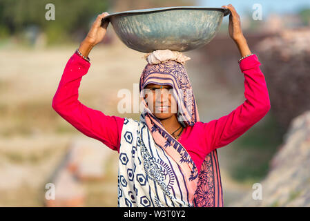 AGRA - FEB 28 : Indian Woman Worker in Agra le 28 février. 2018 en Inde Banque D'Images