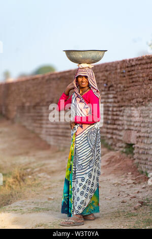 AGRA - FEB 28 : Indian Woman Worker in Agra le 28 février. 2018 en Inde Banque D'Images