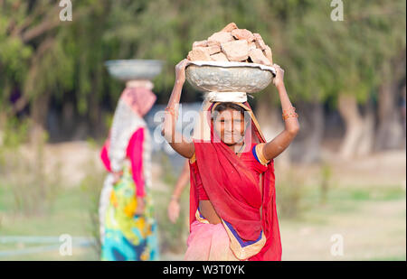 AGRA - FEB 28 : Indian Woman Worker in Agra le 28 février. 2018 en Inde Banque D'Images