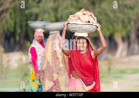 AGRA - FEB 28 : Indian Woman Worker in Agra le 28 février. 2018 en Inde Banque D'Images