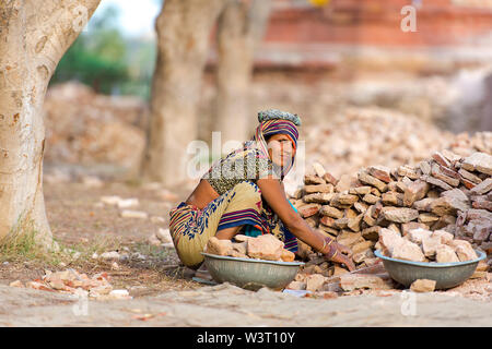 AGRA - FEB 28 : Indian Woman Worker in Agra le 28 février. 2018 en Inde Banque D'Images