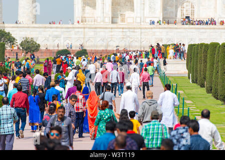 AGRA - FEB 28 : foule de touristes en face de la célèbre Taj Mahal à Agra le 28 février. 2018 en Inde Banque D'Images