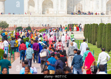 AGRA - FEB 28 : foule de touristes en face de la célèbre Taj Mahal à Agra le 28 février. 2018 en Inde Banque D'Images