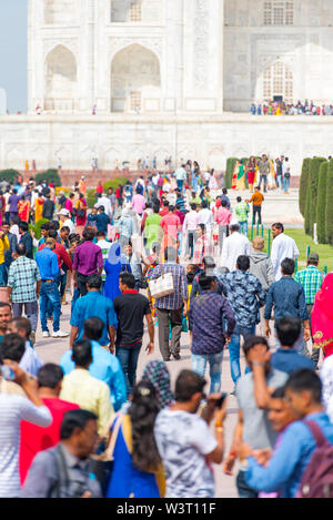 AGRA - FEB 28 : foule de touristes en face de la célèbre Taj Mahal à Agra le 28 février. 2018 en Inde Banque D'Images