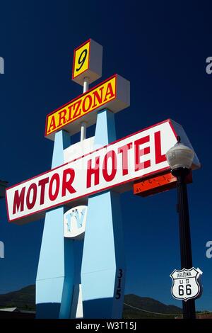 WILLIAMS (Arizona), États-Unis - 14 août. 2009 : vue sur Classic Motor isolés Hotel sign against blue sky à Route 66 Banque D'Images