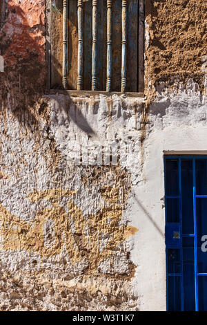 Peeling peinture et plâtre brisé sur les murs font une texture intéressante dans une rue de Cuzco, Pérou, Amérique du Sud Banque D'Images