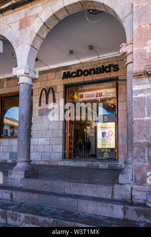 Mc Donalds restauration rapide de la signalisation dans le noir avec la Plaza de Armas, Cuzco, Pérou, Amérique du Sud Banque D'Images