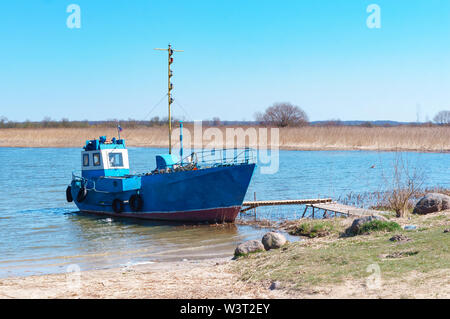 Un navire de pêche sur la rive, petite goélette de pêche bleu, Kaliningrad ? ? ? ? Région, la Russie, le 14 avril, 2019 Banque D'Images