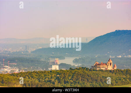 Leobendorf : vue de mountain Michelberg à château Kreuzenstein, Vienne, rivière Donau, mountain Leopoldsberg dans Donau, Niederösterreich, Austri Banque D'Images