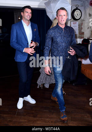 James Anderson (à gauche) et Graeme Swann assister à la première mondiale de la bordure à Picturehouse, Central London Piccadilly Circus. Banque D'Images