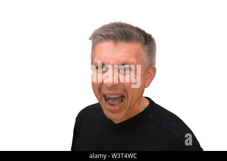 Guy s'intéresse aux cris et appareil photo. Plein isolé face portrait sur fond blanc. L'émotion et le geste d'âge moyen de l'homme non rasé shaggy en noir t- Banque D'Images