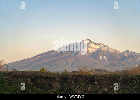 Le mont Iwaki sur sun set time, un stratovolcan situé dans l'ouest de la préfecture d'Aomori, Tohoku, Japon. Il est également appelé en raison de son Tsugaru-Fuji sh Banque D'Images