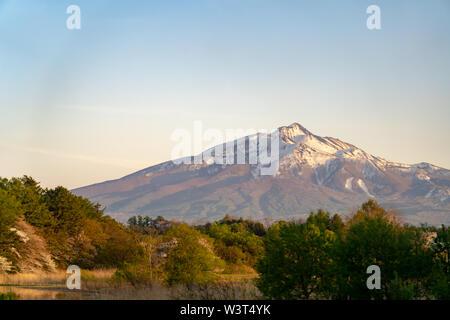 Le mont Iwaki sur sun set time, un stratovolcan situé dans l'ouest de la préfecture d'Aomori, Tohoku, Japon. Il est également appelé en raison de son Tsugaru-Fuji sh Banque D'Images