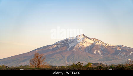 Le mont Iwaki sur sun set time, un stratovolcan situé dans l'ouest de la préfecture d'Aomori, Tohoku, Japon. Il est également appelé en raison de son Tsugaru-Fuji sh Banque D'Images