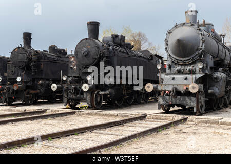 BUDAPEST, HONGRIE - 05 Avril 2019 : locomotives à vapeur historique à l'affiche au Musée du chemin de fer hongrois. Vue de face. Banque D'Images