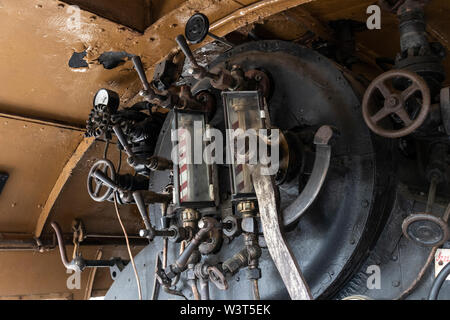 BUDAPEST, HONGRIE - 05 Avril 2019 : Foyer et les vannes d'une locomotive à vapeur historique le Musée du chemin de fer hongrois. Banque D'Images