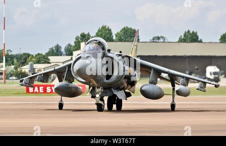 La Marine espagnole EAV-8B Harrier II arrivant à RAF Fairford à prendre part à l'Royal International Air Tattoo 2019 Banque D'Images