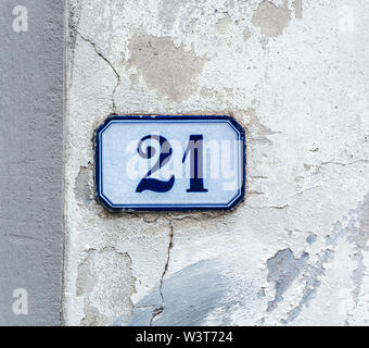 Numéro de maison vingt et un ( 21 ) sur un mur crépi Banque D'Images