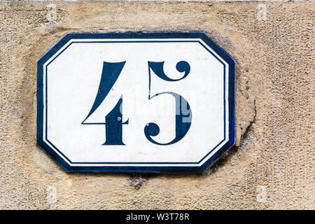 Numéro de maison quarante cinq ( 45 ) sur un mur crépi Banque D'Images