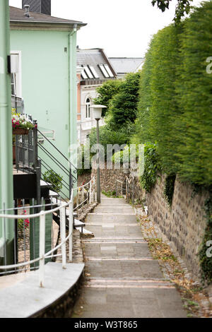 Un escalier dans le quartier historique de Blankenese à Hambourg, en Allemagne. Banque D'Images