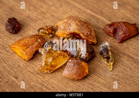 L'ambre Bernstein collection de belles pièces dans différents tons de jaune orange gold Brown et le cuivre Banque D'Images