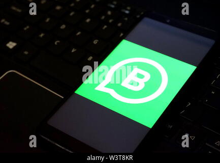 L'Inde. 17 juillet, 2019. Sur cette photo, une illustration de l'application de messagerie mobile logo Whatsapp vu affichée sur un smartphone. Credit : Avishek Das/SOPA Images/ZUMA/Alamy Fil Live News Banque D'Images