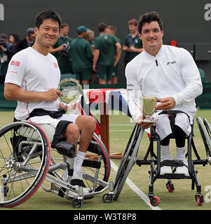 (L à R) Shingo Kunieda du Japon (second) et Gustavo Fernandez de l'Argentine (gagnant) le mens des célibataires tennis en fauteuil roulant du titre à Wimbledon 2019 Banque D'Images