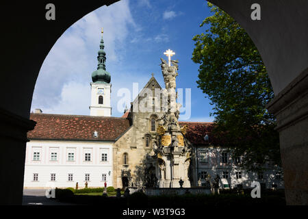 Heiligenkreuz : Heiligenkreuz Abbey : cour intérieure, l'église en bois de Vienne, Wienerwald, Niederösterreich, Basse Autriche, Autriche Banque D'Images