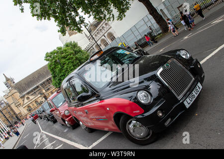 Chauffeur de taxi protester, Westminster, London, UK. 17 juillet, 2019. Les chauffeurs de taxi a Westminster et la zone environnante à l'arrêt cet après-midi dans le cadre de leur manifestation hebdomadaire en bloquant les routes autour de la place du Parlement avec leurs taxis noirs. TFL plan pour arrêter les chauffeurs de taxi de l'utilisation de certaines routes autour de Londres et Londres chauffeurs ne sont pas heureux à ce sujet. Leur message est 'où les autobus, taxis aller go'. Credit : Maureen McLean/Alamy Live News Banque D'Images