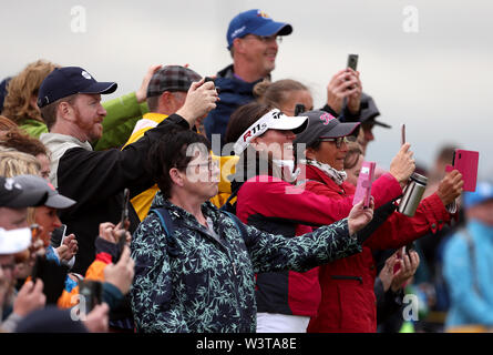 Les foules se rassemblent pour surveiller l'Irlande du Nord Rory McIlroy au cours de l'aperçu du jour 4 de l'Open Championship 2019 au Club de golf Royal Portrush. Banque D'Images