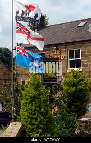 Drapeaux au vent sur un mât lors du Conseil d'Inn de Lealholm Yorkshire du Nord pour aider les héros, Royal Air Force et de la Royal Navy Banque D'Images