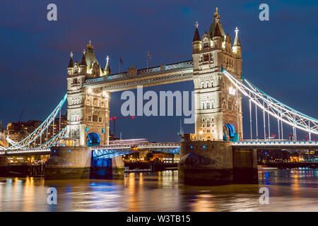 Allumé le Tower Bridge juste après le coucher du soleil Banque D'Images