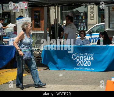 L'homme des travailleurs un recensement 2020 table d'information dans le cadre d'un festival à New York, le dimanche, 14 juillet 2019. Le recensement est un décompte de tous ceux qui vivent dans l'United States, citoyens et non-citoyens. Par la loi il est effectué tous les 10 ans et l'information est utilisée pour une nouvelle distribution proportionnelle des districts du Congrès ainsi que sur la répartition des fonds du gouvernement. (© Richard B. Levine) Banque D'Images